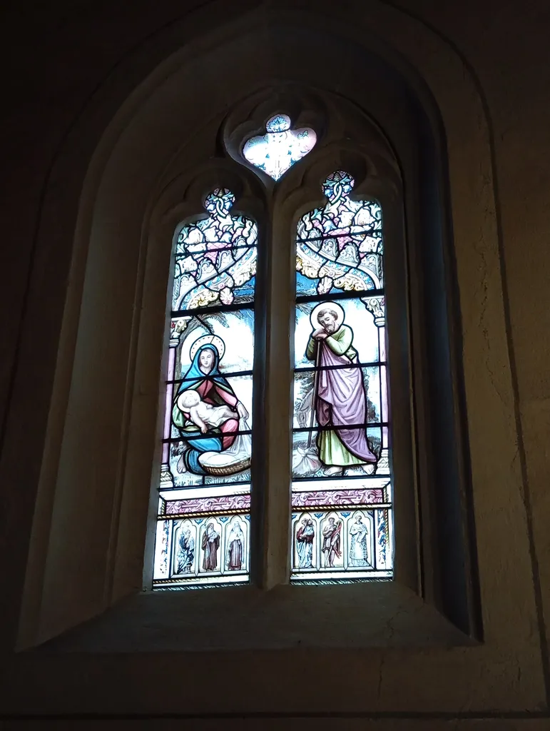 Vitrail Baie B : La Sainte-Famille dans l'Église Saint-Galmier à Église Saint-Galmier