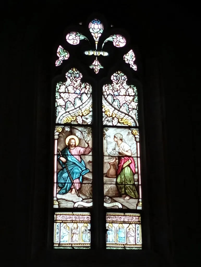 Vitrail Baie E : La Samaritaine dans l'Église Saint-Galmier à Église Saint-Galmier