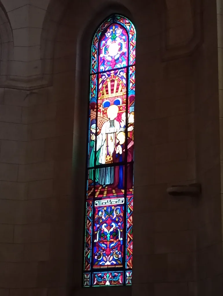 Vitrail Baie B : Saint Jean-Baptiste-Marie Vianney dans la Cathédrale de Saint-Étienne