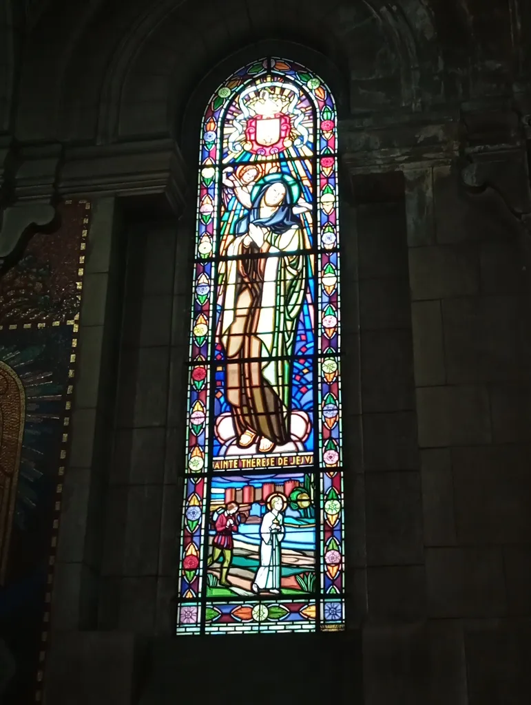 Vitrail Baie G : Sainte-Thérèse-de-Lisieux dans la Cathédrale de Saint-Étienne